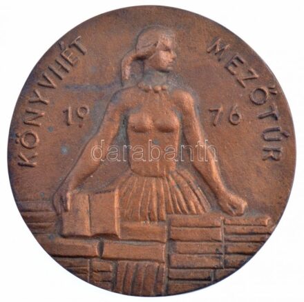 1976. 'Könyvhét Mezőtúr 1976' egyoldalas, öntött bronz plakett, dísztokban (93mm) T:2