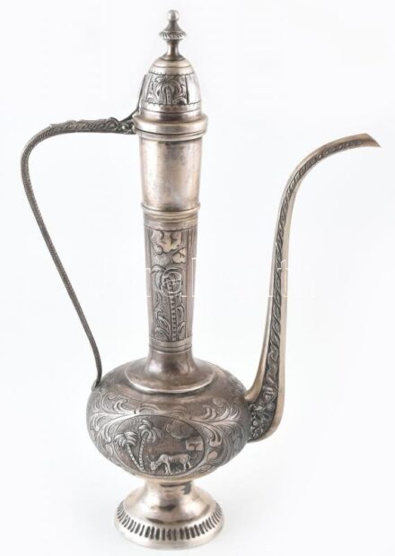 Ezüst (Ag) kiöntő Egyiptom, XX. sz közepe. Figurális díszítésekkel. 714 g 39 cm