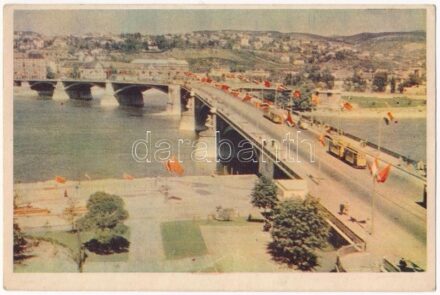 Budapest, Margit híd ünnepi díszben zászlókkal, villamosok. Művészeti Alkotások (EK)