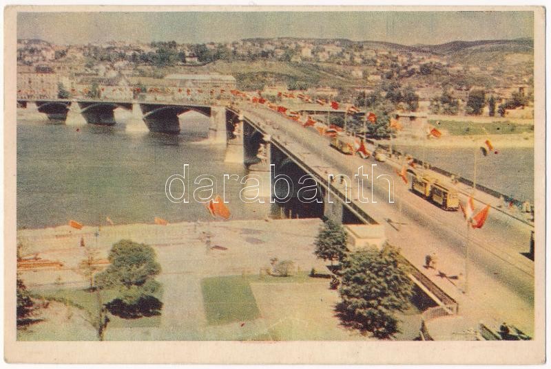 Budapest, Margit híd ünnepi díszben zászlókkal, villamosok. Művészeti Alkotások (EK)