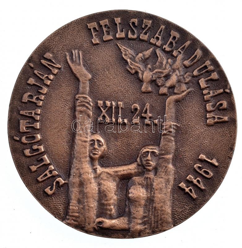 Bognár György (1944-) 1984. 'Salgótarján felszabadulása 1944' kétoldalas Br érem díszdobozban, adományozói okirattal (80mm) T:1- kis patina, a tokon foltok - Image 2