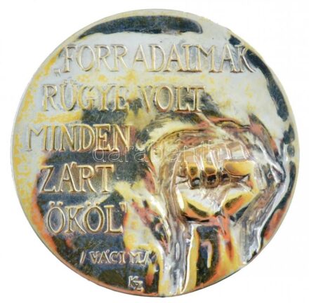 Képíró Zoltán (1944-1981) DN 'Forradalmak rügye volt minden zárt ököl /Váci M./' aranyozott fém emlékérem T:1