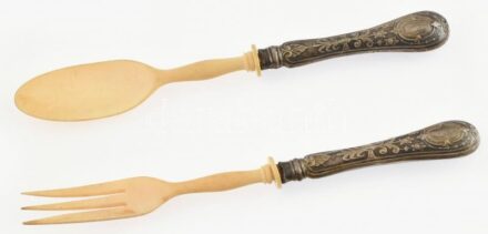 Ezüst (Ag) nyelű salátás tálaló, 2 db, csont végű, bruttó: 103g, h:26cm