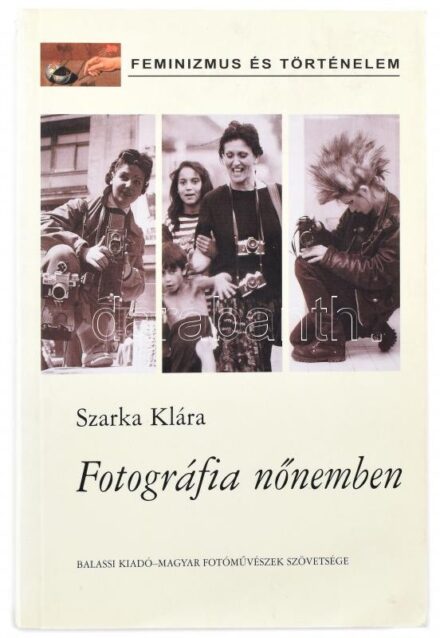 Szarka Klára: Fotográfia nőnemben. Feminizmus és történelem. Bp.,2002,Balassi-Magyar Fotóművészek Szövetsége. Fekete-fehér fotókkal illusztrált. Kiadói papírkötés.