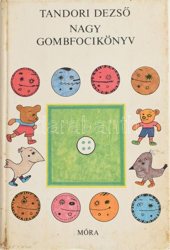 Tandori Dezső: Nagy gombfocikönyv. A Liverpool a vízivárosban! Szemethy Imre rajzaival. Bp., 1980, Móra. Kiadói kartonált papírkötés, foltos borítóval, néhány kissé foltos, gyűrött lappal.