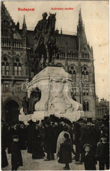 Budapest V. Andrássy szobor az Országház előtt. Hátoldalon Wágner a 'Hangszer-Király' reklám (EK)