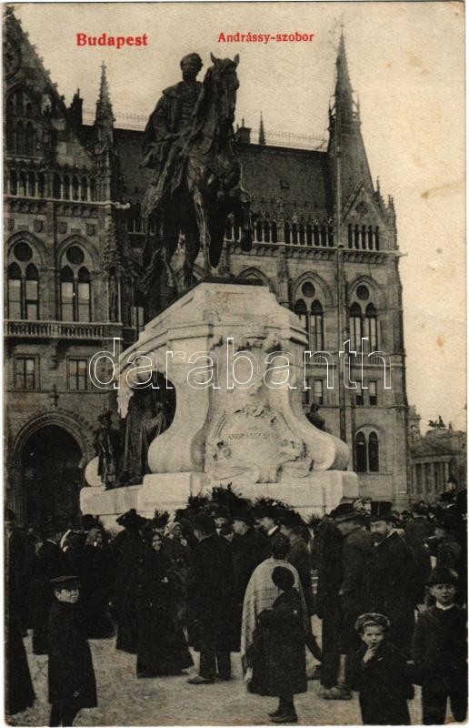 Budapest V. Andrássy szobor az Országház előtt. Hátoldalon Wágner a 'Hangszer-Király' reklám (EK)