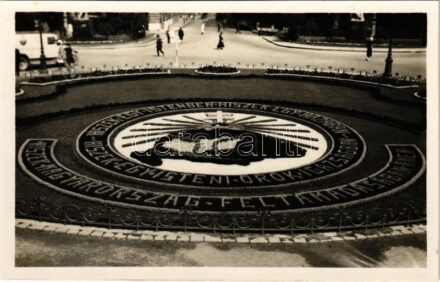 1932 Budapest V. Szabadság tér, park részlet irredenta virágággyal, Hiszekegy