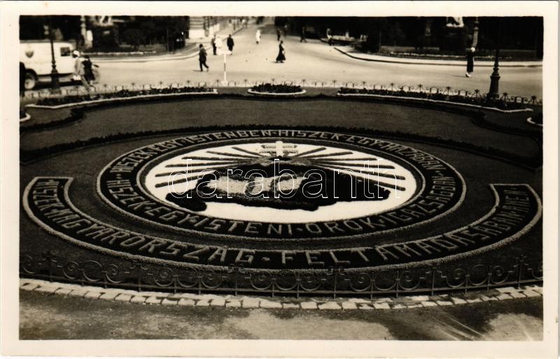1932 Budapest V. Szabadság tér, park részlet irredenta virágággyal, Hiszekegy