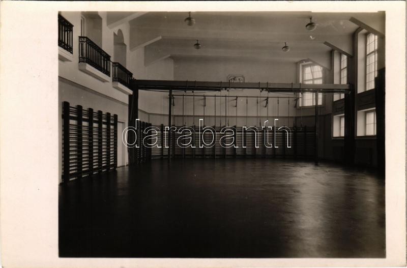 1944 Budapest XI. Redemptorissza Szerzetesnők Tan- és Nevelőintézete, tornaterem belső. Szt. Imre herceg útja 5-7. (ma Villányi út)