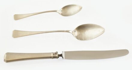 2 db ezüst (Ag) kanál, jelzett, néhány apró horpadással, h: 17,5 cm, 13,5 cm, nettó: 46,5 g + ezüst (Ag) nyelű kés, solingeni acél pengével, kissé sérült, h: 22,5 cm, bruttó: 56 g