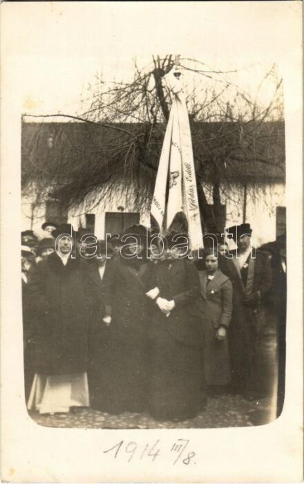 Farkas Edith (1877-1942) magyar katolikus szerzetesnő, a Szociális Missziótársulat alapítója a misszió zászlójával. photo