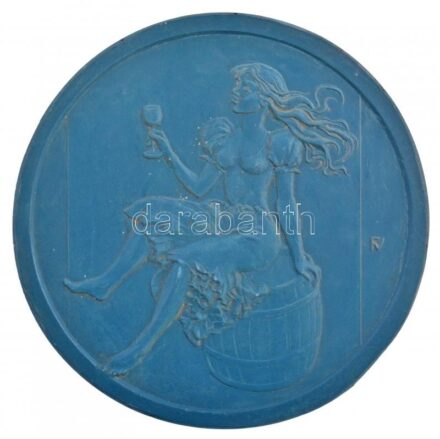 Füz Veronika (1951-) (?) DN Iszogató nőt ábrázoló műanyag öntvény (~147mm) T:2 ph