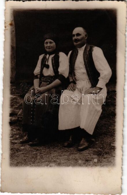 1941 Körösfő, Izvoru Crisului (Kalotaszeg, Tara Calatei); erdélyi pár / Transylvanian folklore. photo