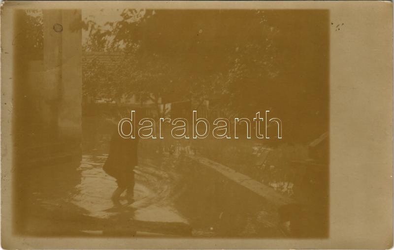 1915 Vajdahunyad, Hunedoara; árvíz a Kohuték udvarán / flood. photo