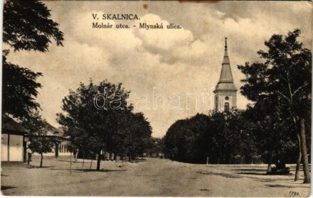 1930 Felsősziklás, Felső-Szkálnok, V. Skalnica, Vysny Skálnik (?); Molnár utca, templom. Herskovits Menyhért kiadása / Mlynská ulica / street view, church (fl)
