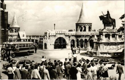 Budapest I. Halászbástya, autóbusz, automobil. Képzőművészeti Alap Kiadóvállalat (EK)