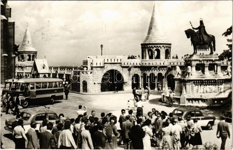 Budapest I. Halászbástya, autóbusz, automobil. Képzőművészeti Alap Kiadóvállalat (EK)