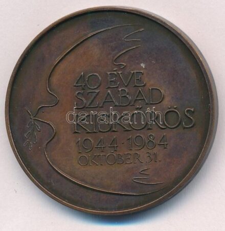 Lapis András (1942-) 1984. '40 éve szabad Kiskőrös 1944-1981 október 31.' bronz emlékérem (42,5mm) T:1-