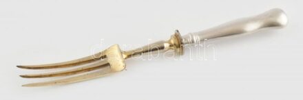 Ezüst (Ag) nyelű húsvilla, jelzett, kopott, h:24cm, bruttó:84g