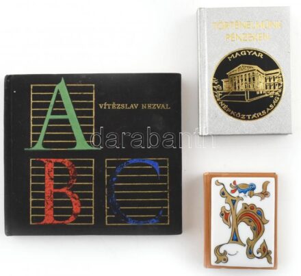 Dr. Sikota Győző: Porcelain of Hollóháza, minikönyv díszdobozban. Miskolc, 1979, Ifjúsági Nyomda. Angol nyelven. Kiadói nyl-kötés, az egyik kézzel festett porcelán plakettel, kiadói tokban. Számozott (300/195.) példány. / Gedai