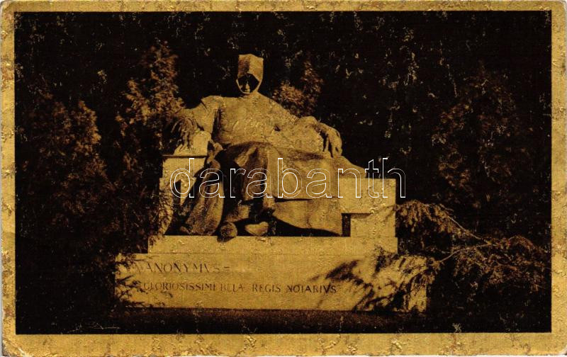 Budapest XIV. Városliget, a megvilágított Anonymus-szobor, aranyozott díszítés (EK)