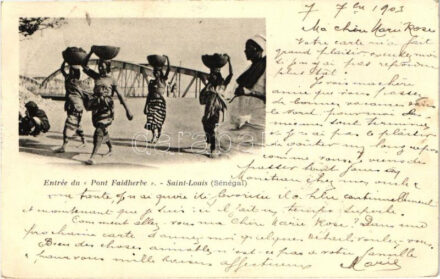 Saint-Louis, Faidherbe bridge, folklore, women