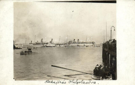 Behajózás Helgolandba / Passengers boarding a ship with rowboats at Helgoland, Germany; photo (EB)