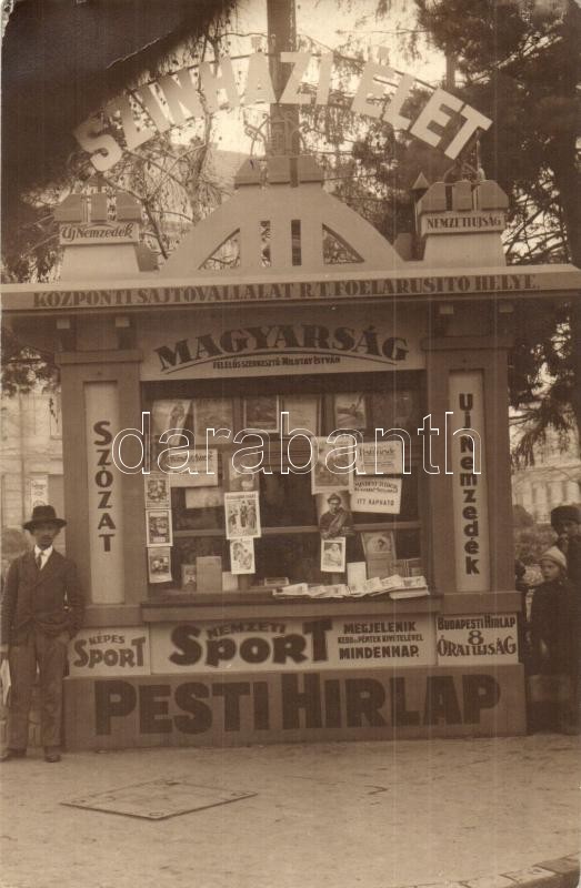 Budapest V. Erzsébet tér, Központi Sajtóvállalat Rt. Főelárusító helye, újságok: Pesti Hírlap, Színházi Élet, Új Nemzedék, Magyarság, Szózat, Képes Sport, Nemzeti Sport, stb. photo (lyuk / pinhole)