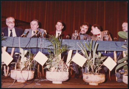 cca 1992 Antall József miniszterelnök és O'sváth György konzervatív politikus, a miniszterelnök személyes tanácsadója és mások nemzetközi találkozón. Eredeti, meg nem jelent fotó 18x13 cm