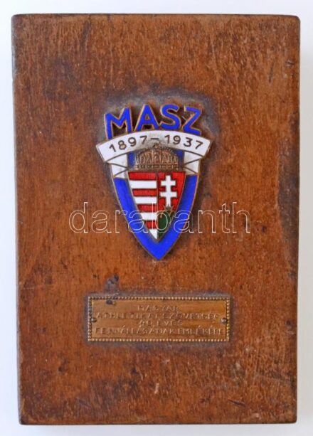 1937. 'MASZ 1897-1937' zománcozott jelvény (34x25mm) valamint 'Magyar Athletikai Szövetség 40 éves fennállásának emlékére' Br lapka fa talpon T:1-