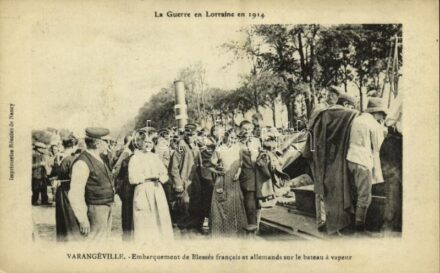 La Guerre en Lorraine en 1914, Varangéville, Embarquement de Blessés francais et allemands sur le bateau a vapeur / WWI military, wounded French and German soldiers boarding a steamship