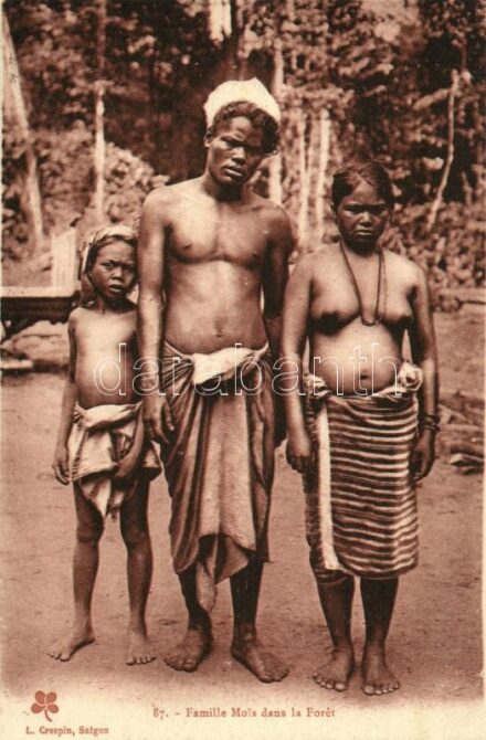 Famille Mois dans la Foret / native family, nude woman, Vietnamese folklore