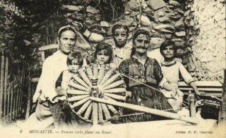 Bitola, Monastir; Femme serbe filant au Rouet / Serbian women and girls at the spinning wheel, folklore from Macedonia