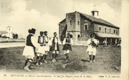 1917 Bitola, Monastir; Danses macédonniennes, le Jour de Paques, sortie de la Messe / traditional Easter dance, Macedonian folklore