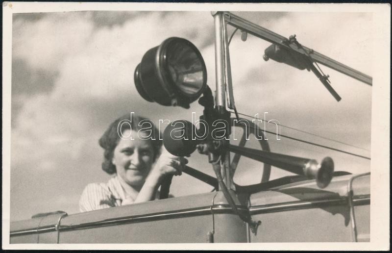 cca 1933 Kinszki Imre (1901-1945) budapesti fotóművész pecséttel jelzett vintage fotóművészeti alkotása (Automobilban), 8,8x14 cm