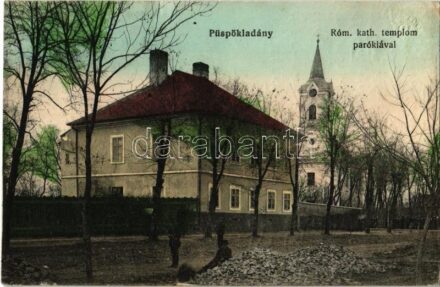 1915 Püspökladány, Római katolikus templom a parókiával. Vasúti Levelezőlapárusítás 389. + '15 némabélyegző' / Tarnstempel (EK)
