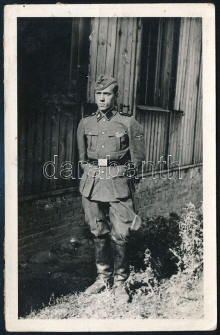 1942 SS-Totenkopf tiszt bajonettel, fotó, hátulján feliratozva, 14×9 cm