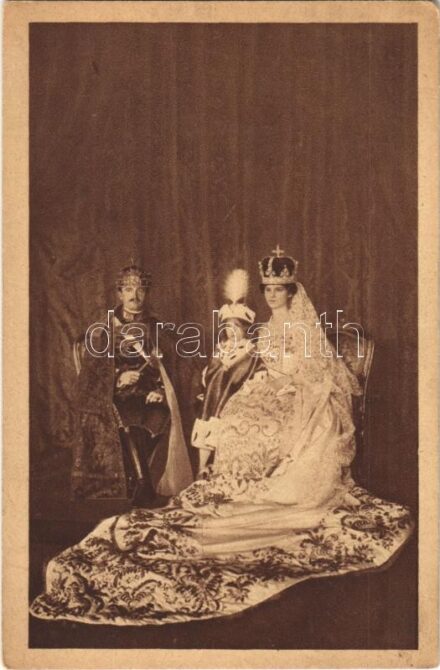 Das ungarische Königspaar mit dem Kronprinzen im Krönungsornat / IV. Károly, Zita és Ottó trónörökös. A Magyar Vörös-Kereszt Egylet kiadványa. Koller tanár utóda Szenes felvétele / Charles I of Austria, Zita and Otto.