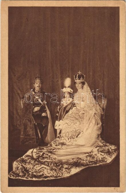 Das ungarische Königspaar mit dem Kronprinzen im Krönungsornat / IV. Károly, Zita és Ottó trónörökös. A Magyar Vörös-Kereszt Egylet kiadványa. Koller tanár utóda Szenes felvétele / Charles I of Austria, Zita and Otto (EK)