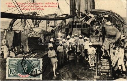 Dakar, A bord d'un Navire de Guerre Lavage des Effets / on the board of the warship