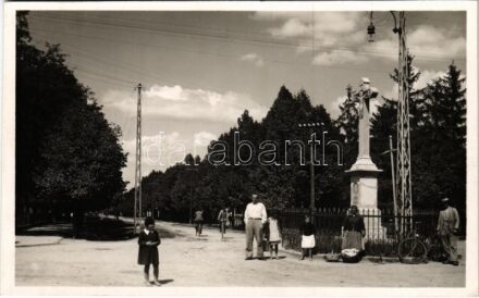 1942 Csurog, Curug; utca, kereszt, utcai árus. Schmidt József kiadása / street vendor, cross