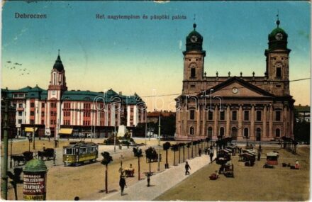 1915 Debrecen, Református templom és püspöki palota, Első Magyar Általános Biztosító Társaság főügynöksége, Bottó Kornél és Társa üzlete, villamos, piac, hirdetőoszlop. Vasúti Levelezőlapárusítás 20. sz. - 1915. (EK)