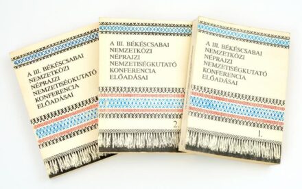 A III. Békéscsabai Nemzetközi Néprajzi Nemzetiségkutató Konferencia előadásai. I-III. kötet. Bp-Békéscsaba, 1986, Művelődési Minisztérium Nemzetiségi Önálló Osztálya. Kiadói papírkötésben.