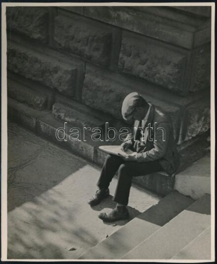 cca 1934 Kinszki Imre (1901-1945) budapesti fotóművész hagyatékából, pecséttel jelzett vintage fotóművészeti alkotás (Újságolvasó), 15,3x12,8 cm