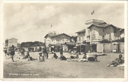 1934 Grado, Luogo di Cura / spa, beach, bathers, cabins. Fot. Zuliani (EK)