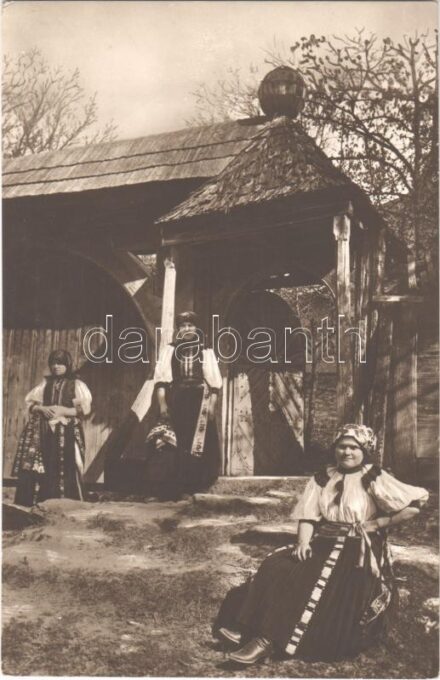 Kalotaszegi népviselet. Erdélyi felvétele / Transylvanian folklore from Tara Calatei (EK)