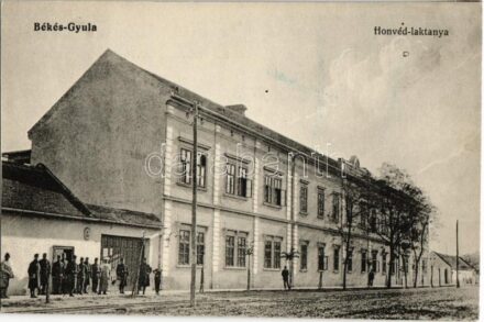 Gyula, Honvéd laktanya, katonák (vágott / cut)