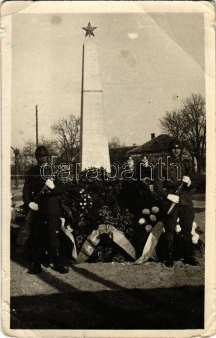 1956 Budapest XVIII. Pestszentlőrinc, Pestlőrinc, Pusztaszentlőrinc, Szentlőrinc; Szovjet emlékmű, díszőrség, katonák. photo (EB)