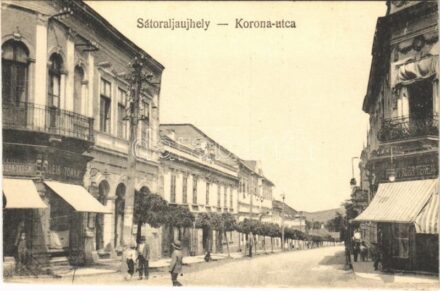 1926 Sátoraljaújhely, Korona utca, Klein és Tomka üzlete, férfi és női ruhaterem + 'SÁTORALJAÚJHELY - BUDAPEST 33 C' vasúti mozgóposta bélyegző